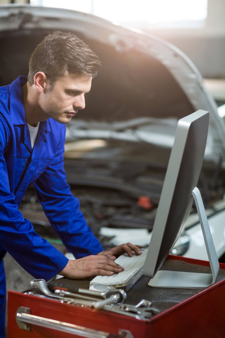 mechanic-working-computer